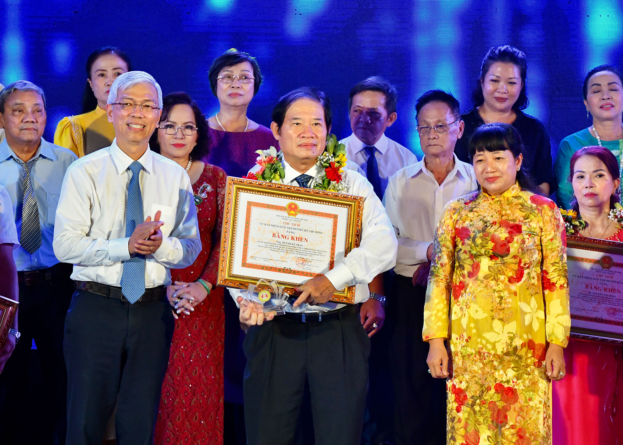 Đồng chí Võ Văn Hoan - Phó Chủ tịch UBND TP. Hồ Chí Minh trao bằng khen cho các cá nhân được tuyên dương (Ảnh: VIỆT DŨNG).